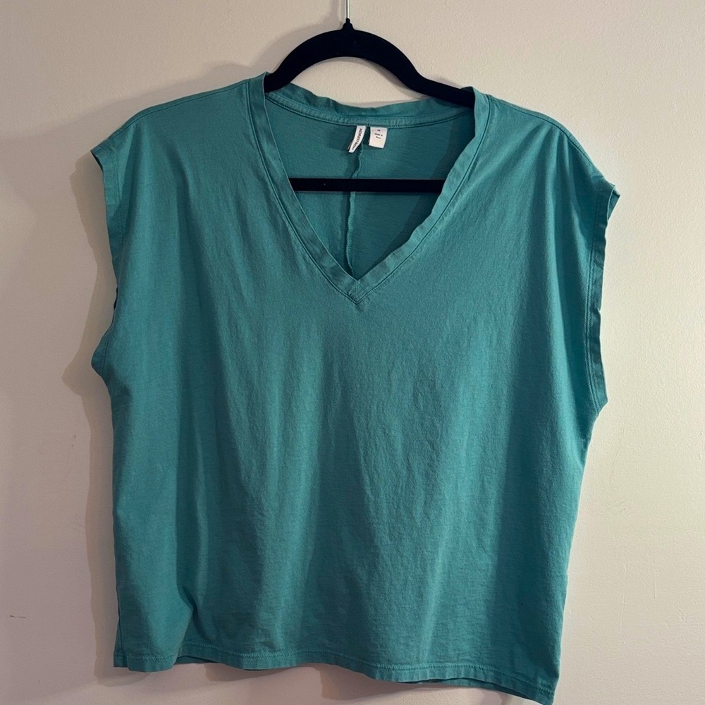 Nordstrom boxy green sleeveless cotton v-neck tshirt